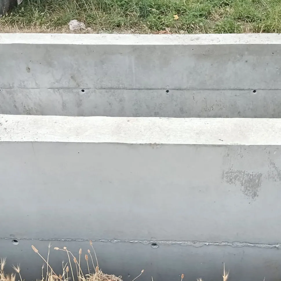 Bouchon d'étanchéité hydro-expansible pour tubes muraux. Se dilate avec l'eau, obturant les trous dans murs après le décoffrage