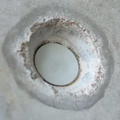 Bouchon d'étanchéité hydro-expansible pour tubes muraux. Se dilate avec l'eau, obturant les trous dans murs après le décoffrage