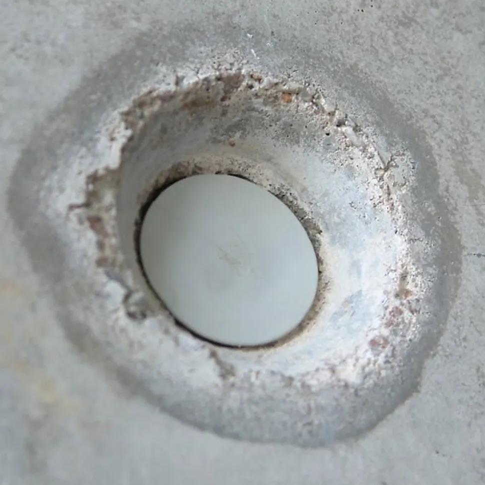 Bouchon d'étanchéité hydro-expansible pour tubes muraux. Se dilate avec l'eau, obturant les trous dans murs après le décoffrage