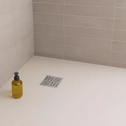 Caniveau de douche carré motif quadrillé DOMEO 12 x 12 cm siphon anti-odeurs, drainage 36l/min, h. réglable SANIVERRE