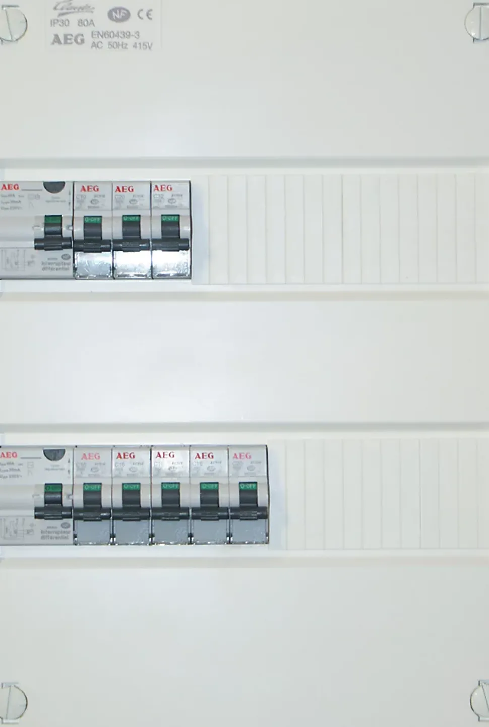 Coffret électrique prééquipé 2 rangées, 26 modules AEG