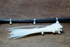 Colliers de fixation en nylon. Blancs. 2,5x200 - 100pces