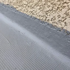 Grille en fibre de verre (10m x 1m). Imperméabilisation et réparation avec mortiers, caoutchouc et peintures imperméabilisantes