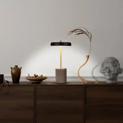 Lampe de table à accu 'SETA' noire hauteur 30 cm en métal et béton, avec LED fixe