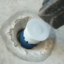 Lot 25 Bouchon d'étanchéité hydro-expansible pour tubes muraux. Se dilate avec eau, obturant trous dans murs après le décoffrage