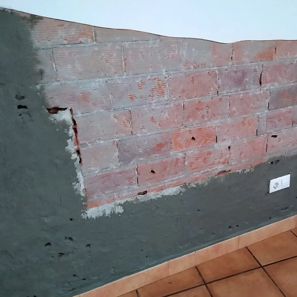 Mortier sec anti-sel (20 kg). Crée une couche isolante sur le mur qui empêche l'apparition de taches de sel causées par l'humidité