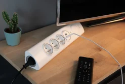 Multiprise d'angle parafoudre 3 prises + 2 USB