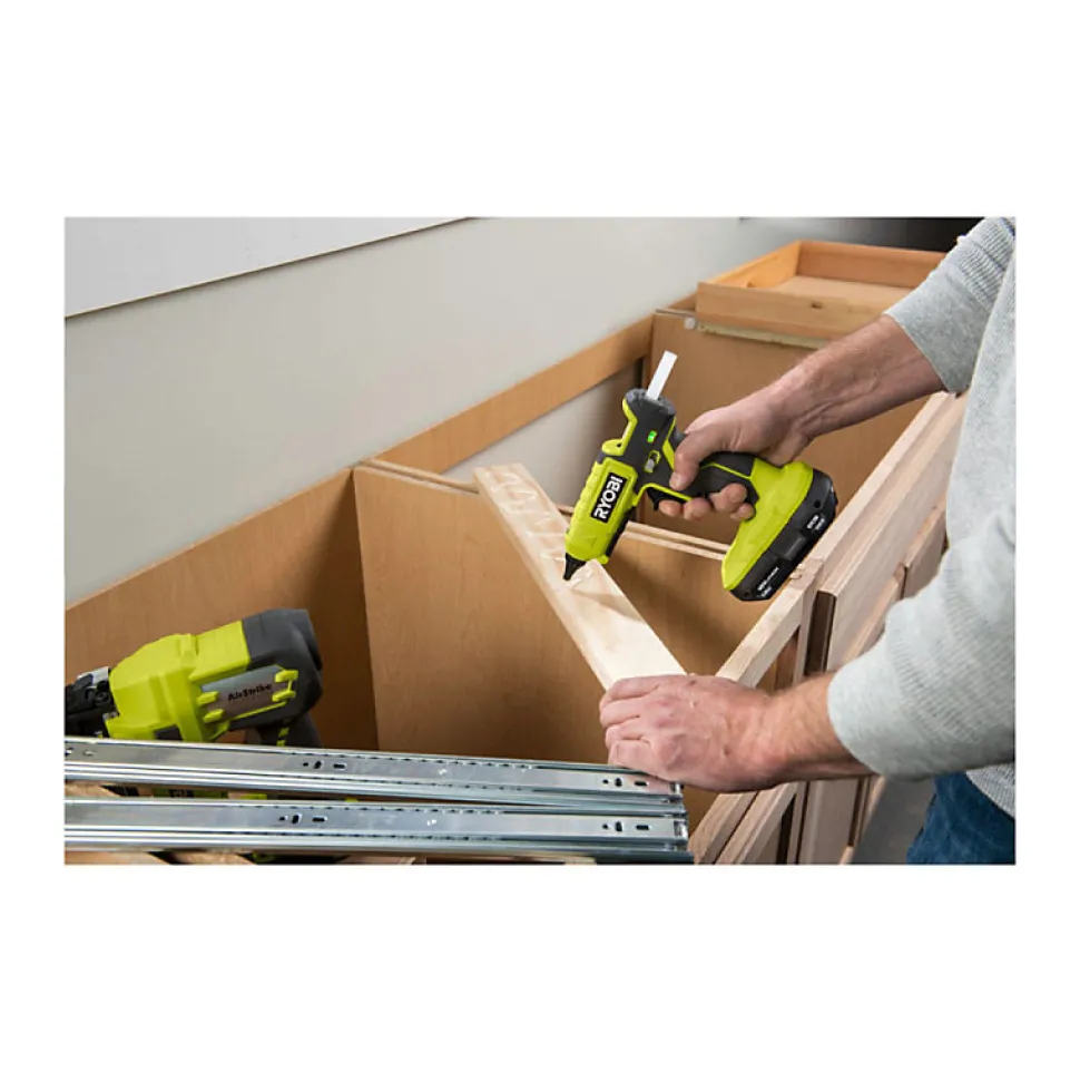 Pack RYOBI Pistolet à colle 2 températures 18V One+ RGL18-0 - 1 Batterie 2.5Ah - 1 Chargeur rapide RC18120-125