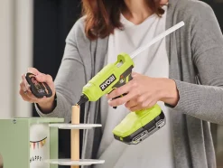 Pistolet à colle Ryobi RGLU18 ( sans batterie)