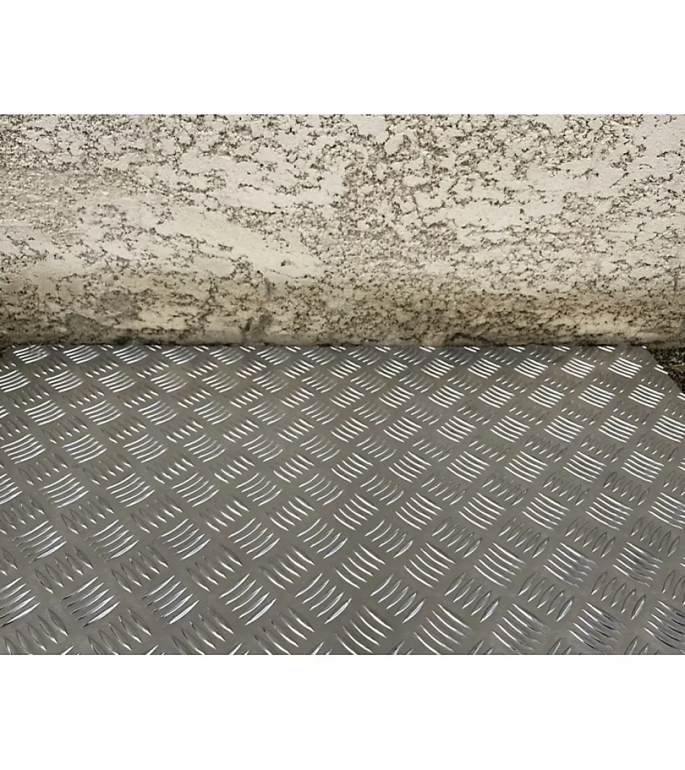 Plaque Aluminium Strié, ép. 2/3mm, Hauteur 55cm x Largeur 90cm