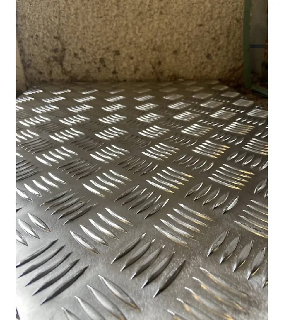 Plaque Aluminium Strié, ép. 2/3mm, Hauteur 70cm x Largeur 110cm