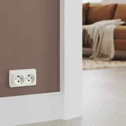 Prise avec terre monobloc en saillie blanc complet