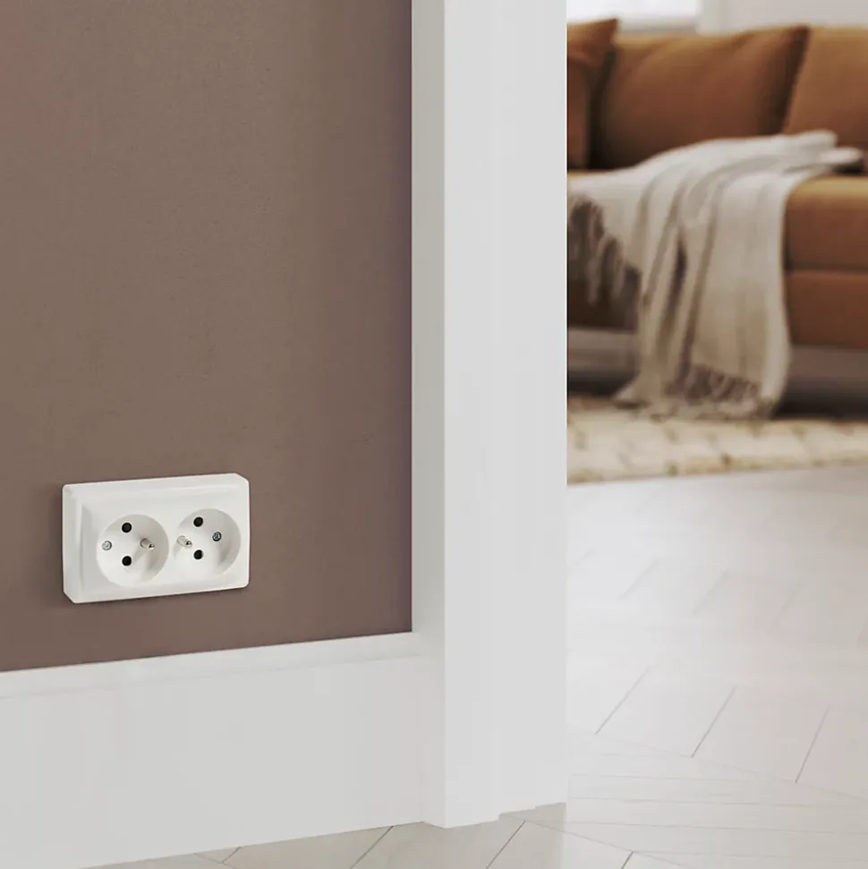 Prise avec terre monobloc en saillie blanc complet