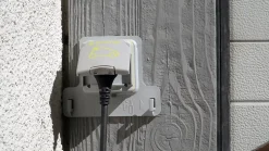 Prise de courant étanche Legrand Green'up pour véhicule électrique + patère de sécurité
